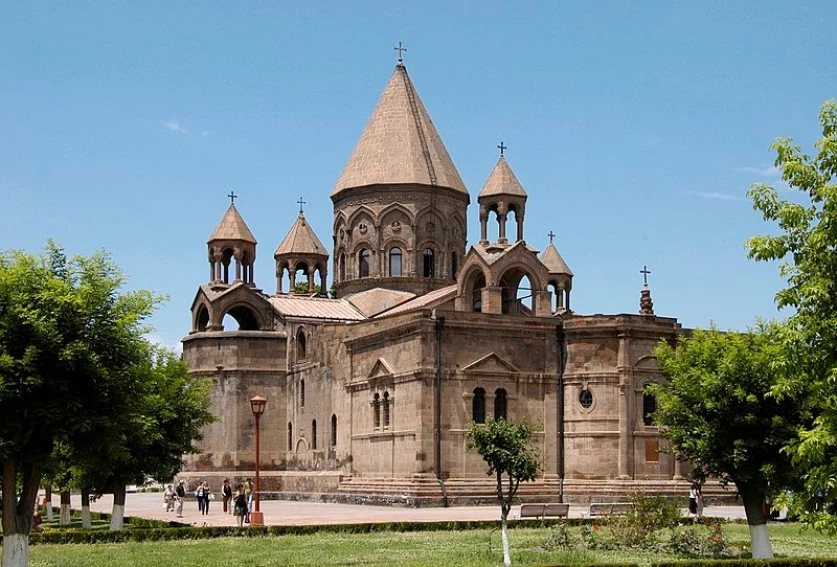 Ինչո՞ւ է հետաձգվում Էջմիածնի մայր տաճարի բացումը. «Հրապարակ»