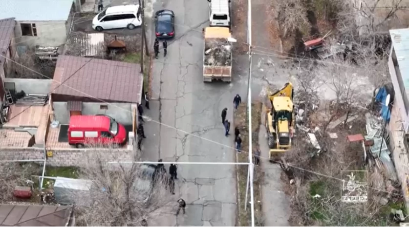 ՏԵՍԱՆՅՈՒԹ. Շենքերի կողքին, մայթերին, կանաչ գոտիներում կառուցված շինություններն ապամոնտաժվում են․ քաղաքապետարան