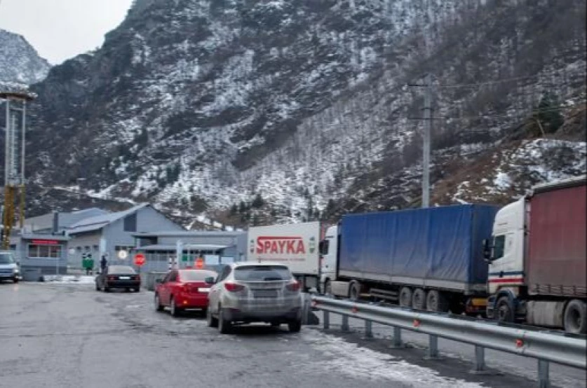 Լարսը  բաց է բոլոր ավտոմեքենաների համար