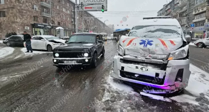 Խոշոր վթար` Երևանում շտապօգնությամ մեքենայի մասնակցությամբ. կա 6 վիրավոր