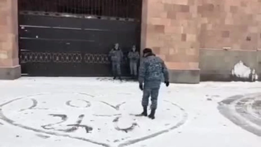 ՏԵՍԱՆՅՈՒԹ․ Սիրահարված ոստիկանը՝ Կառավարության շենքի դիմաց