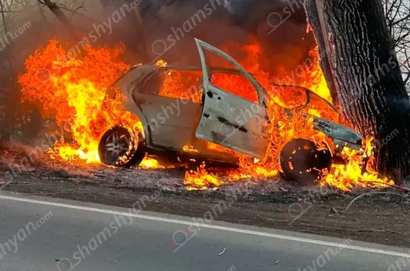 ԼՈՒՍԱՆԿԱՐՆԵՐ․ Մեքենան բախվել է ծառին ու այրվել․ կա զոհ և վիրավոր