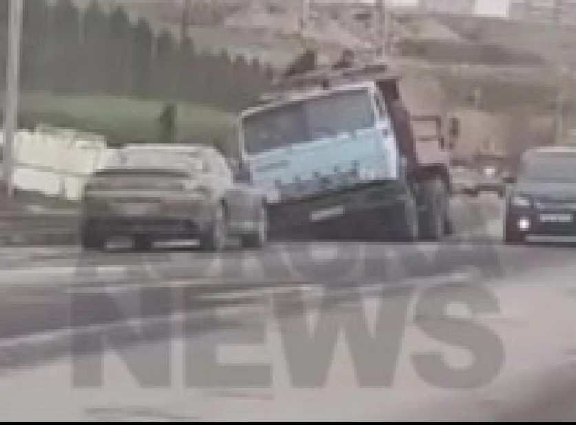 ՏԵՍԱՆՅՈՒԹ․ Երևանում բեռնատարն ընկել է փոսը