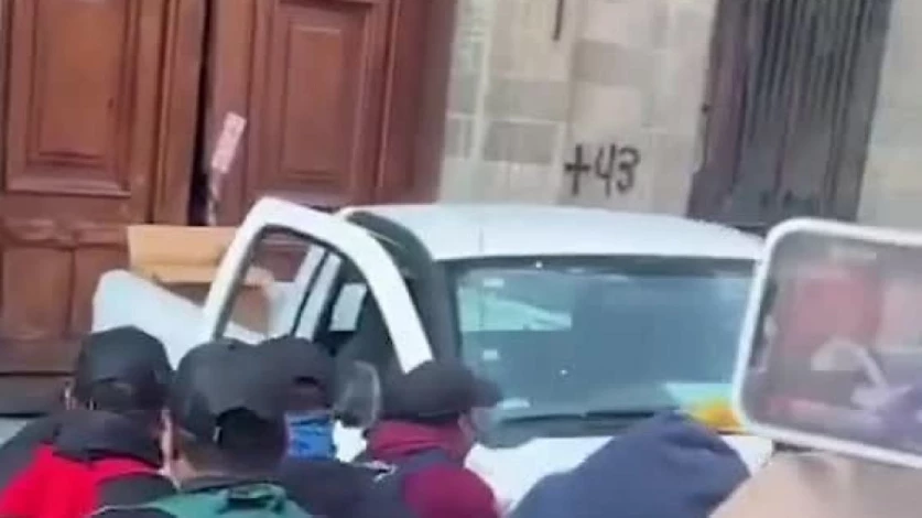 ՏԵՍԱՆՅՈՒԹ. Բողոքի ակցիա Մեքսիակայում. մեքենայով կոտրել են նախագահական պալատի դուռը