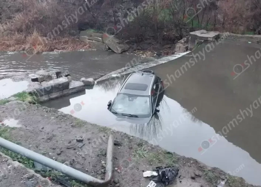 Արտակարգ դեպք՝ Երևանում․ «Mazda CX 5»-ը դուրս է եկել երթևեկելի գոտուց և ընկել Հրազդան գետը