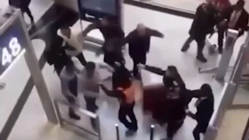 ՏԵՍԱՆՅՈՒԹ․ Զանգվածային ծեծկռտուք՝ Փարիզի օդանավակայանում, երբ փորձել են քուրդ ակտիվիստին արտաքսել Թուրքիա