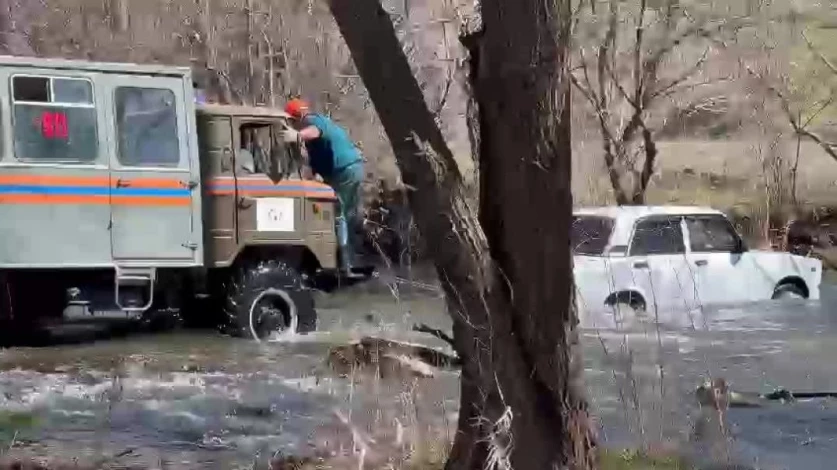 ՏԵՍԱՆՅՈՒԹ. Փրկարարները դուրս են բերել ավտոմեքենան Արփա գետից