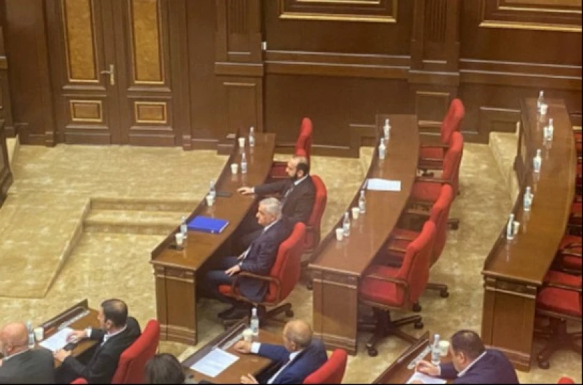 ԱԺ-ում Գրիգորյանի ու Միրզոյանի մասնակցությամբ մեկնարկել է փակ նիստը. պատգամավորների հեռախոսները հավաքեցին