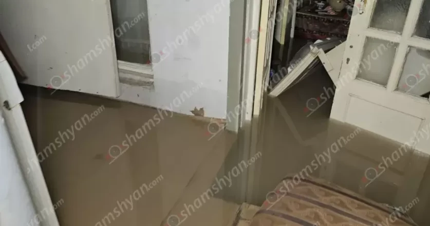 ԼՈՒՍԱՆԿԱՐՆԵՐ․ Երևանում ջուրը ողողել է բնակելի տներ, տեղի է ունեցել փլուզում