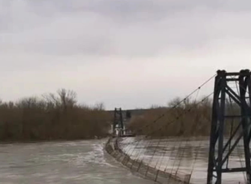 ՏԵՍԱՆՅՈՒԹ.  Կախովի կամուրջն ամբողջությամբ ջրի մեջ է հայտնվել. ՌԴ