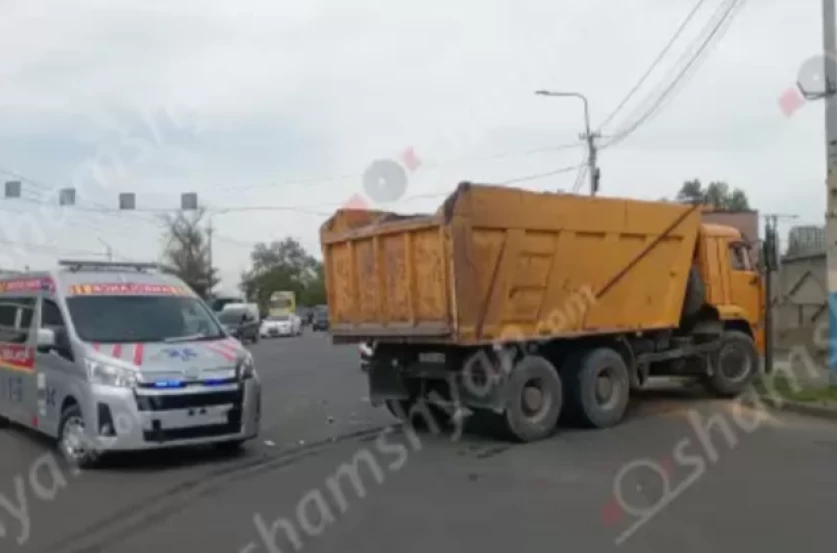 Ավտովթար` Երևանում. բախվել են շտապօգնության մեքենան և «КамАЗ»-ը