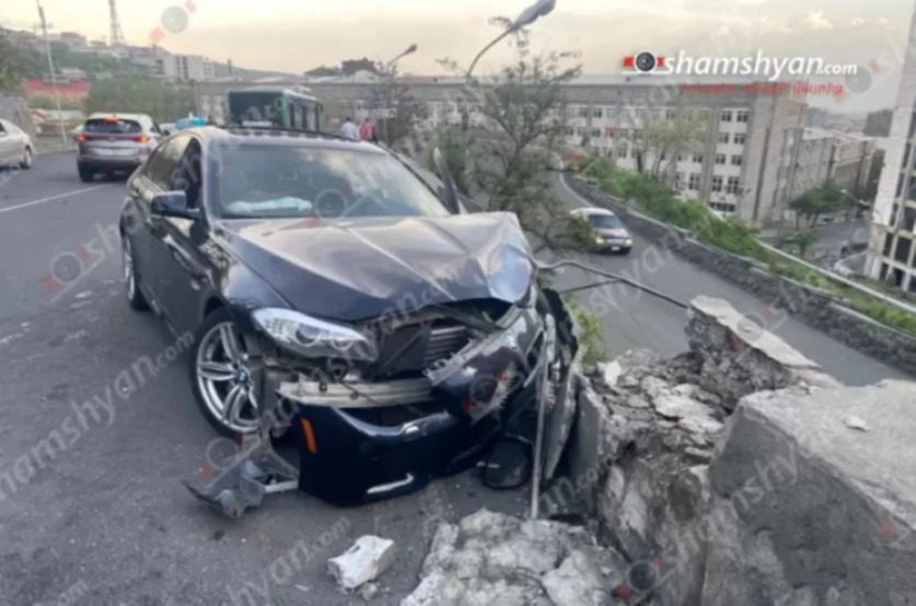 Սարալանջի ճանապարհին «BMW»-ն բախվել է քաղաքապետարանին պատկանող ավտոբուսին․ ավտոբուսում եղել են 25-ից ավելի ուղևոր