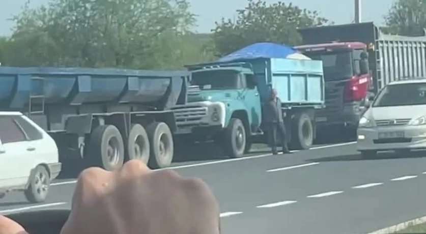 ՏԵՍԱՆՅՈՒԹ. Պարեկները կանգնեցնում են բեռնատար մեքենաներին` արգելելով նրանց մուտք գործել Երևան