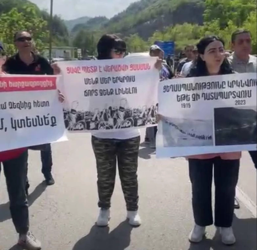 Քաղաքացիները փակել են Երևան-Թբիլիսի ճանապարհը՝ Դեբետ գյուղի հատվածում