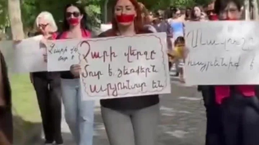 ՏԵՍԱՆՅՈՒԹ. «Հայաստանը մայրն է, մորը չեն հանձնում». կանայք բողոքի լուռ ակցիա են անում Երևանում