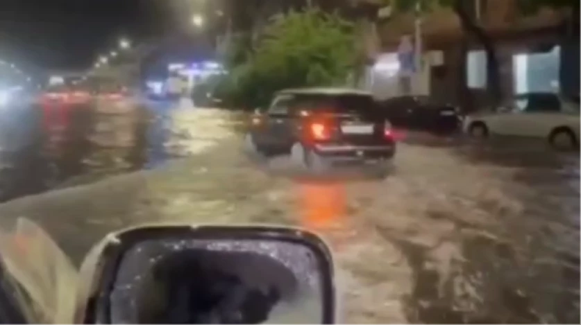 ՏԵՍԱՆՅՈՒԹ. Հորդառատ անձրևներից հետո Երևանում «ճանապարհները գետերի են վերածվել»