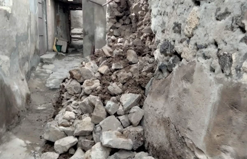 Երևանում տներից մեկի արտաքին պատը փլուզվել է. փակվել է հարևան տան ճանապարհը
