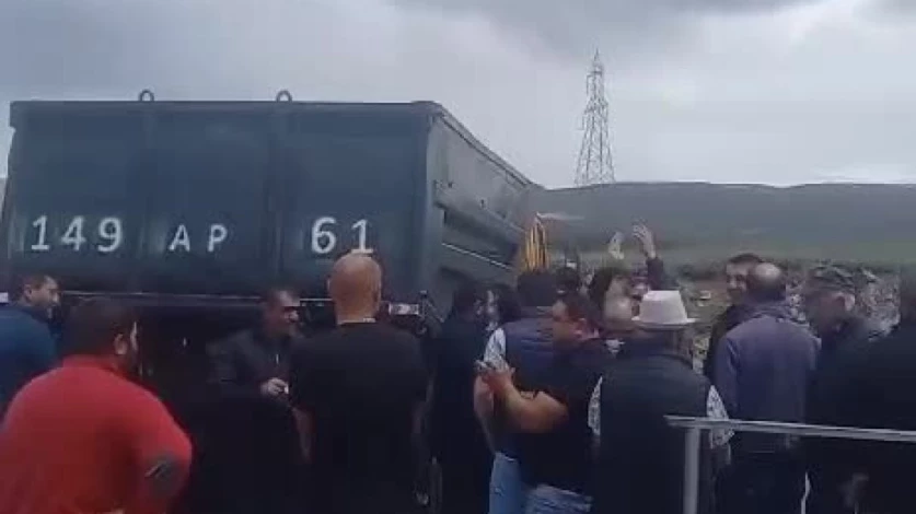 ՏԵՍԱՆՅՈՒԹ․ Քաղաքացիները բեռնատարով փակել են Հայաստան-Իրան միջպետական ճանապարհը