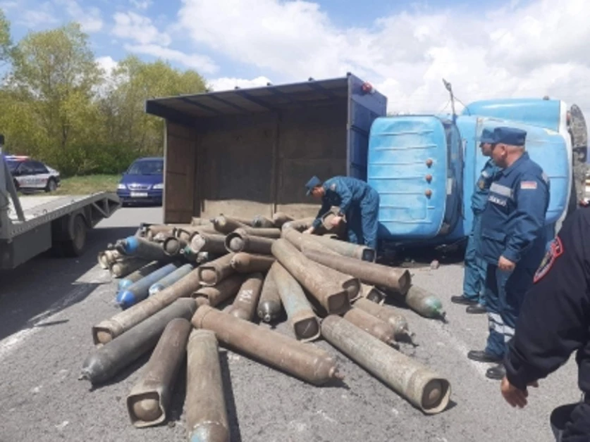 Երևան-Սևան ճանապարհին «Զիլ» է կողաշրջվել. 110 գազի բալոն լցվել է երթևեկելի հատված