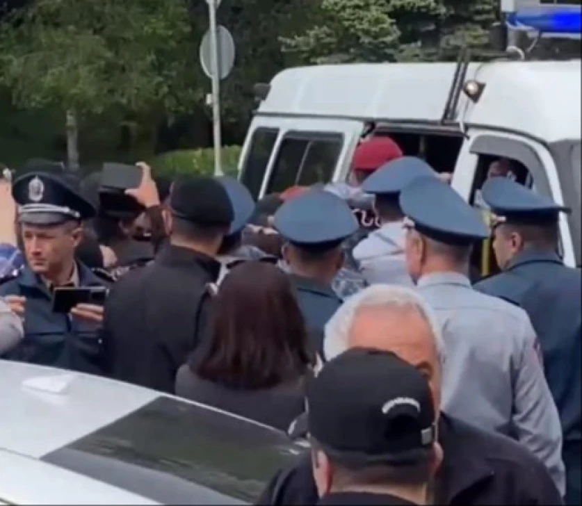 ՏԵՍԱՆՅՈՒԹ․ Երևանում խաղաղ անհանզանդության ակցիաներ են. ոստիկանները բերման են ենթարկում մասնակիցներին
