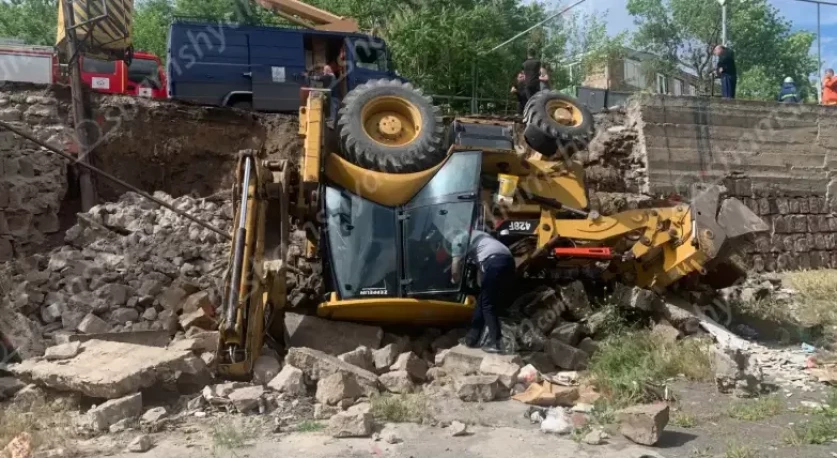 ԼՈՒՍԱՆԿԱՐՆԵՐ․ Երևանում «JCB» տրակտորը կողաշրջվել է, փլուզվել է ճանապարհի հենապատը