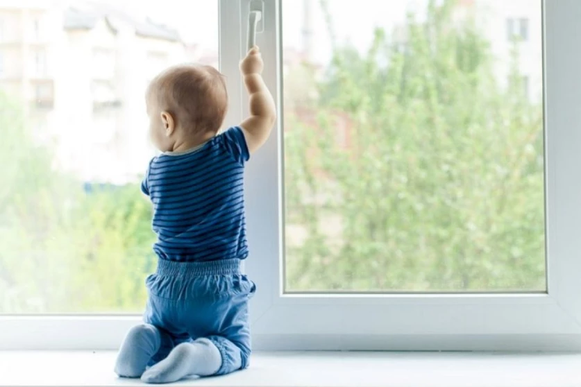 3 տարեկան երեխան կանգնել է մահճակալին, բացել պատուհանն ու դուրս ընկել․ վիճակը կայուն ծանր է