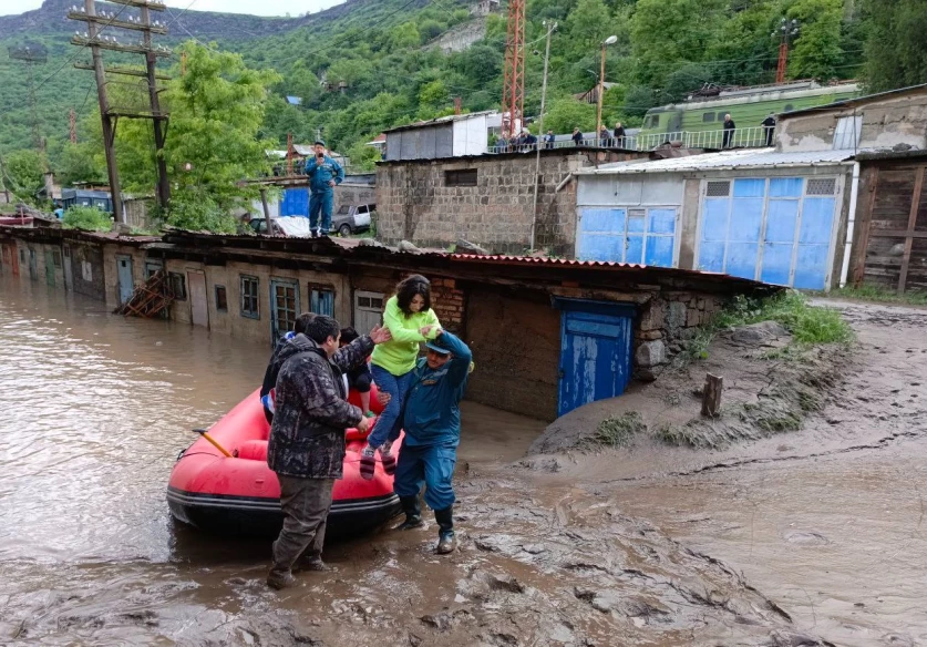 Հարյուրավոր տարհանված բնակիչներ, այդ թվում՝ հղի կանայք․ փոխնախարարն՝ աղետի հետևանքների մասին