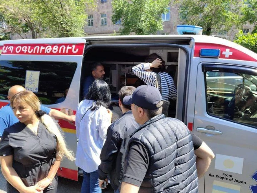 Երգիչ Արսեն Գրիգորյանին շտապօգնության մեքենայով տեղափոխել են «Էրեբունի» ԲԿ