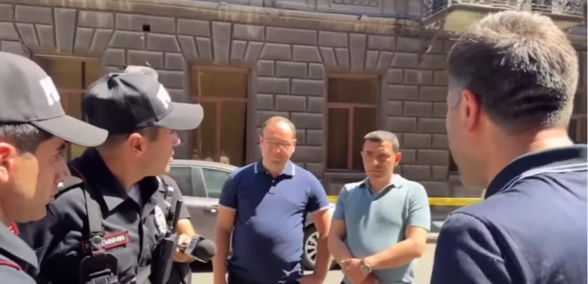 Իրավապաշտպաններն ակցիա իրականացրեցին Երևանում. ոստիկաննեը 14 րոպե ժամանակ տվեցին փողոցը բացելու համար