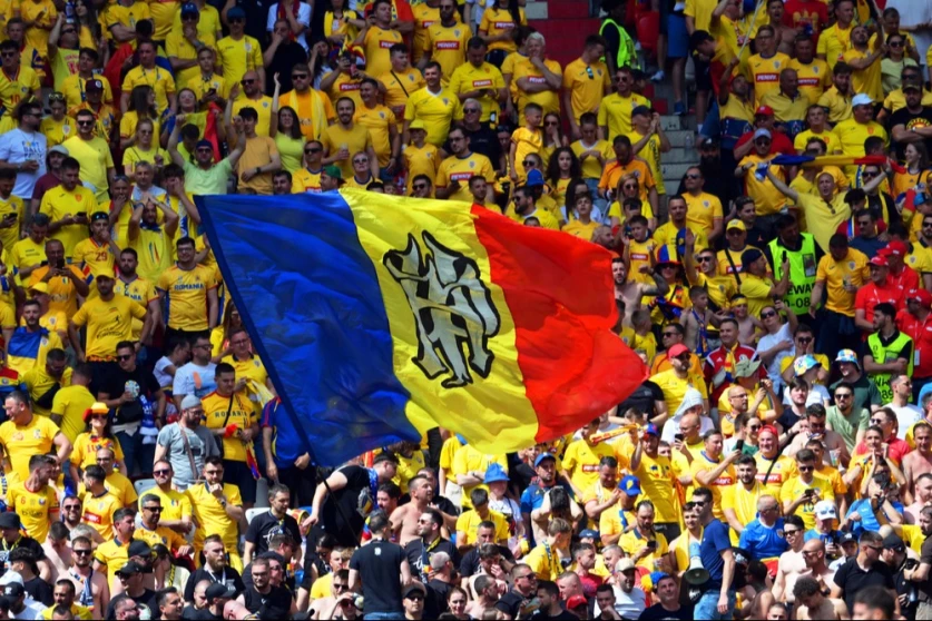 ՏԵՍԱՆՅՈՒԹ. Ռումինացի երկրպագուներն Ուկրաինայի հետ խաղի ժամանակ կախել են Դոնեցկի դրոշը եւ «Պուտին» վանկարկել
