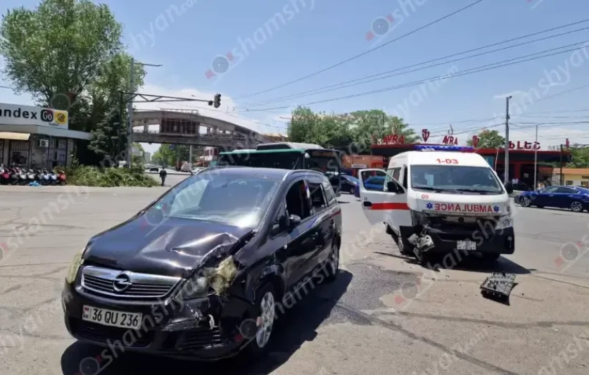Երևանում  կանչի վայր մեկնող շտապօգնության մեքենան վթարի է ենթարկվել, բուժքույրը տեղափոխվել է հիվանդանոց