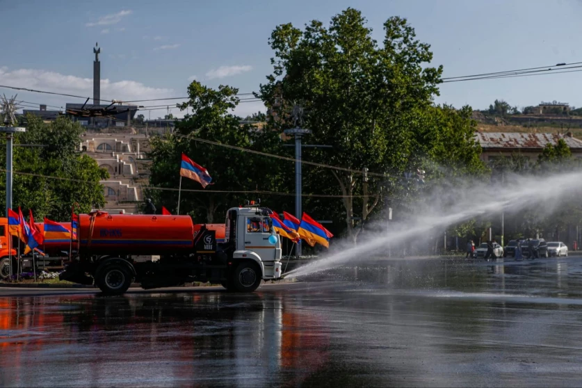 ԼՈՒՍԱՆԿԱՐՆԵՐ. Այսօր Վարդավառ է. ԵԱՍՄ հիմնարկի ջրցան մեքենաները կշրջեն Երևանի վարչական շրջաններում