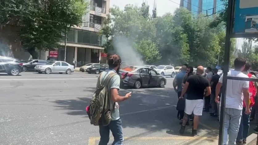 ՏԵՍԱՆՅՈՒԹ. Երևանում ընթացքի մեջ գտնվող մեքենայում հրդեհ է բռնկվել. կան տուժածներ