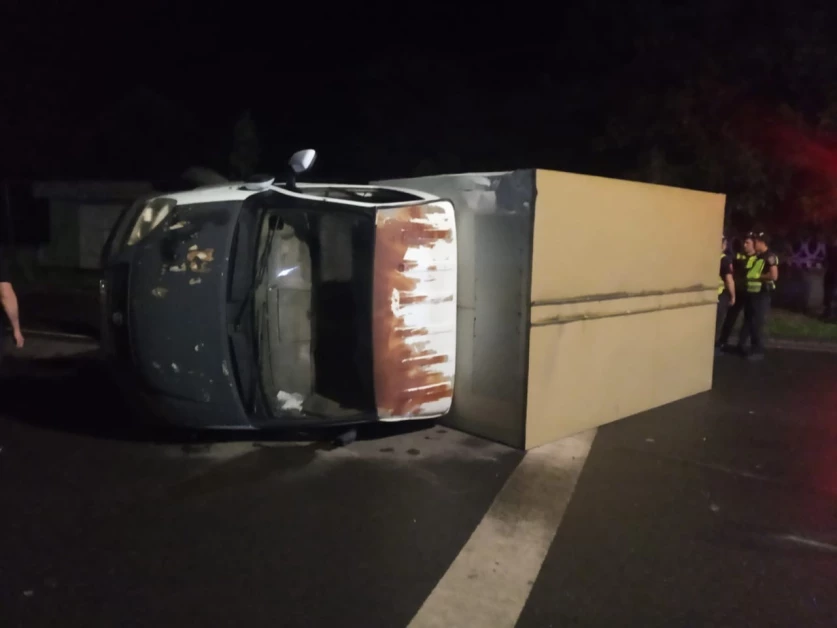 Բաղրամյան-Երիտասարդական փողոցների խաչմերուկում բեռնատար է կողաշրջվել