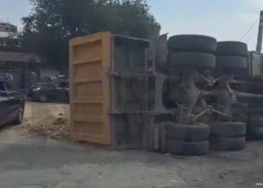 ՏԵՍԱՆՅՈՒԹ․ Երևանում բեռնատար է կողաշրջվել․ առաջացել է խցանում