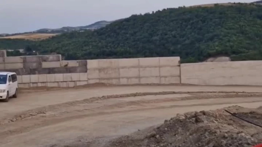 ՏԵՍԱՆՅՈՒԹ. Կիրանցի դպրոցի մոտ կառուցված պատի մյուս կողմում արդեն կանգնած են ադրբեջանական սահմանապահները