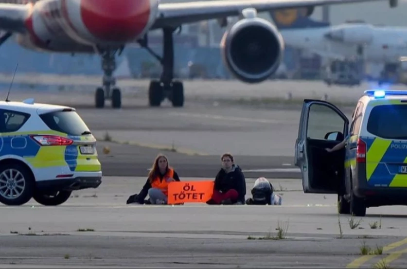 Գերմանիայի խոշորագույն օդանավակայանում ակտիվիստներն իրենց սոսնձել են թռիչքուղու վրա