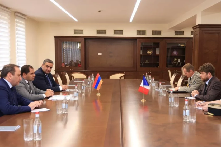 Սուրեն Պապիկյանն ու ՀՀ-ում Ֆրանսիայի դեսպանը քննարկել են պաշտպանության բնագավառում համագործակցության ծրագրերը