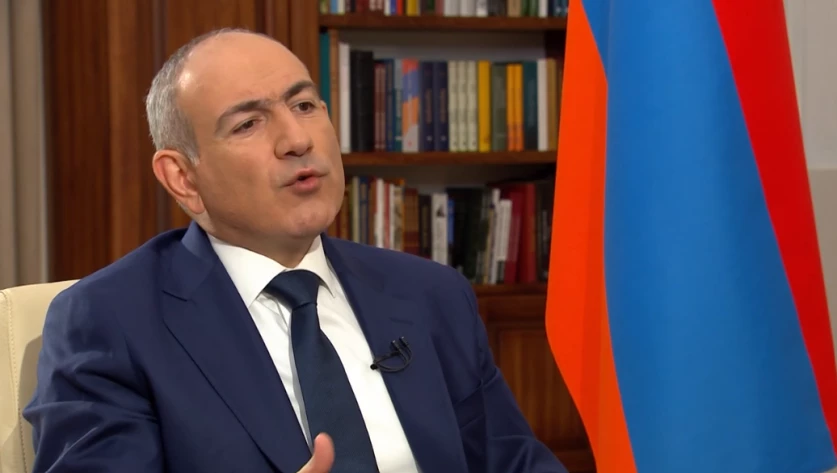 SMS–ով, բայց ոչ կիրակի ուշ երեկոյան. Փաշինյանը՝ «գրավոր ազատումների մասին»