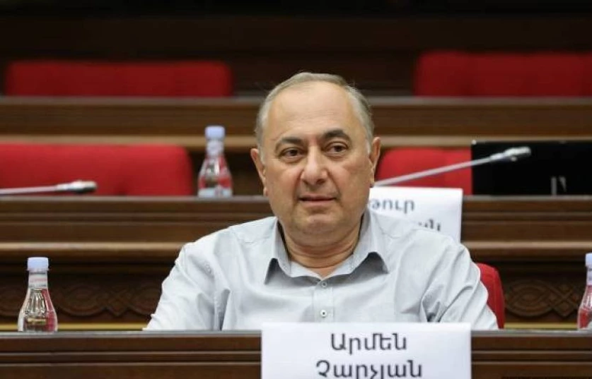 «Զվարթնոց» օդանավակայանում Արմեն Չարչյանին չեն թողել հատի սահմանը