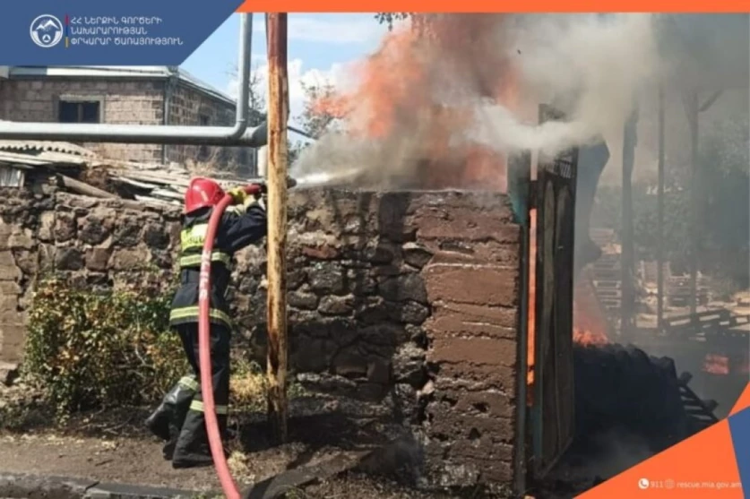 Հրդեհ է բռնկվել Աբովյան քաղաքում, փրկարարները կանխել են տարածումը դեպի տուն