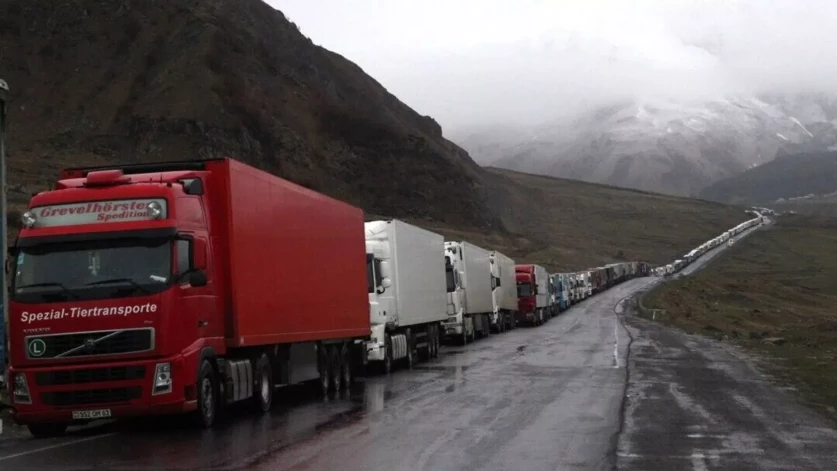 1400 հայկական բեռնատարներ են սպասում Վերին Լարսի անցակետում