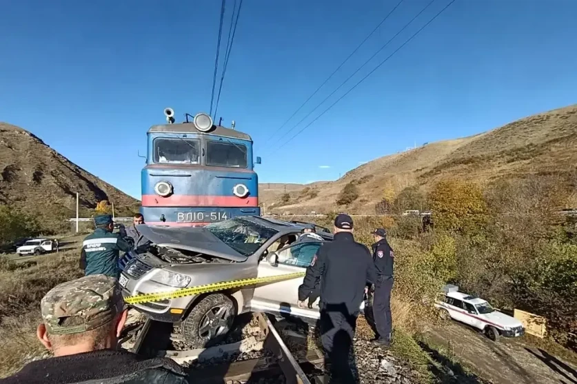 Ավտովթար Սպիտակ–Արջուտ հատվածում` բեռնատար գնացքի և ավտոմեքենայի մասնակցությամբ. կա զոհ