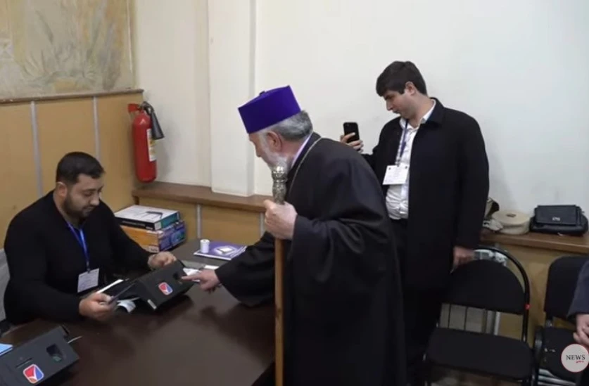 Ամենայն հայոց կաթողիկոս Գարեգին Երկրորդը քվեարկեց 14/11 ընտրատեղամասում