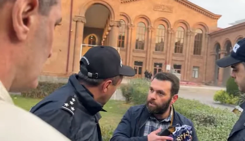 Լարված իրավիճակ ընտրատեղամասի մոտ․ քաղաքացին պոկել է թեկնածուի պաստառը, ոստիկանները՝ միջամտել են