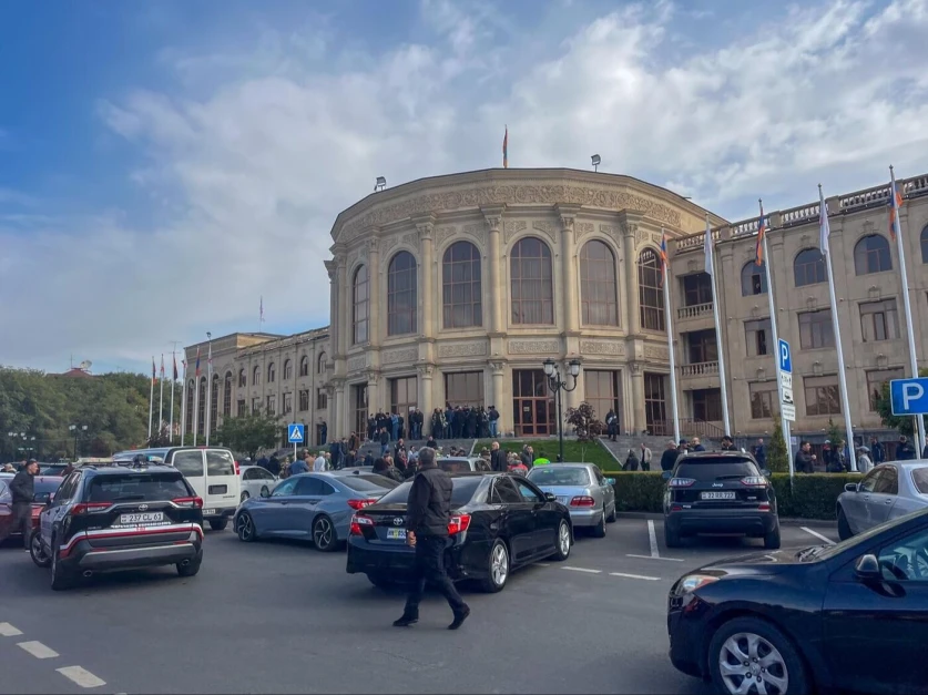 Գյումրիում համատարած հրաժարվում են ավագանու մանդատներից և լքում ընտրական ցուցակները