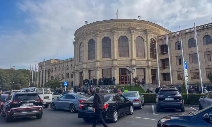 Գյումրիում զանգվածային անկարգություններ կատարելու դեպքի առթիվ 2-անձ է ձերբակալվել, այդ թվում՝ փոխքաղաքապետը