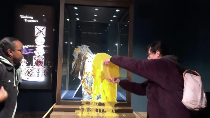 Լոնդոնի Տաուերում ակտիվիստները կրեմով են լցրել Բրիտանական կայսրության թագը ցուցադրող վիտրինան