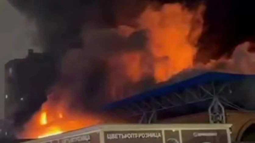 Ուժգին հրդեհ է բռնկվել Սանկտ Պետերբուրգի շուկայում