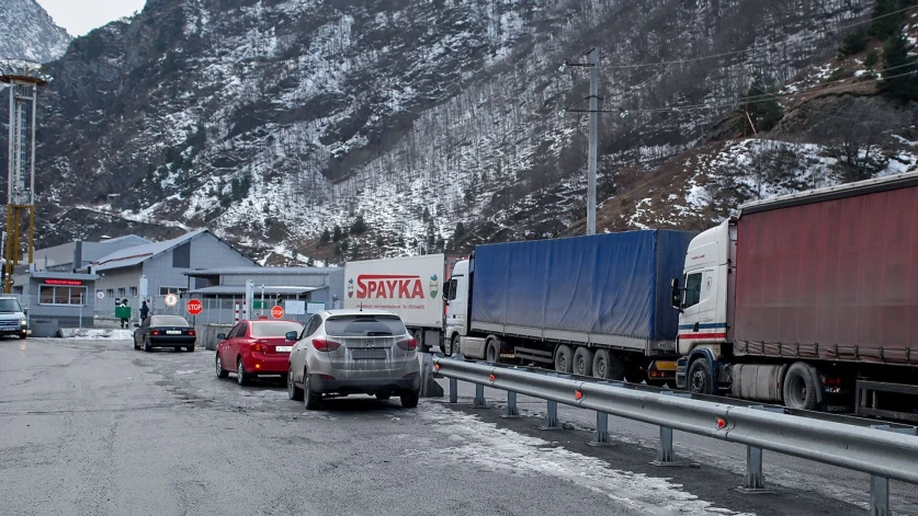 Վերին Լարս տանող ճանապարհը կրկին փակվել է բեռնատարների համար